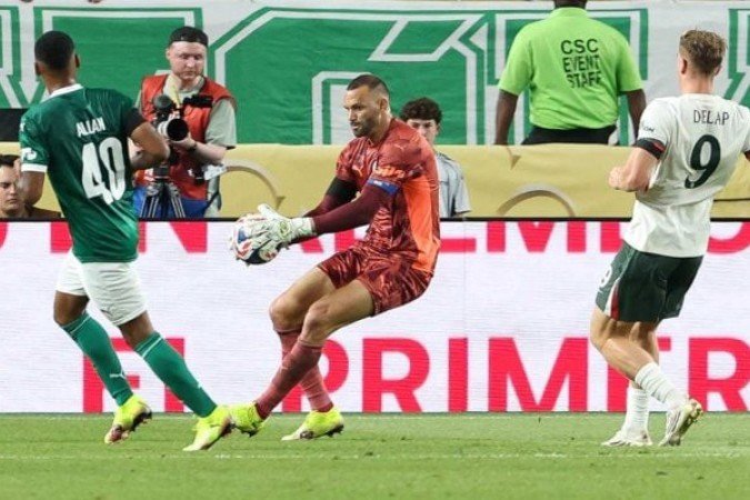 Weverton lamentou a falha da defesa no gol que custou a eliminação do Palmeiras no Mundial de Clubes - (crédito: Foto: Cesar Greco/Palmeiras) Weverton lamentou a falha da defesa no gol que custou a eliminação do Palmeiras no Mundial de Clubes - (crédito: Foto: Cesar Greco/Palmeiras)