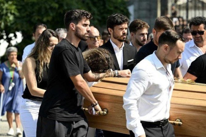 Neves carrega o caixão do amigo Jota  -  (crédito: Foto: Octavio Passos/Getty Images)