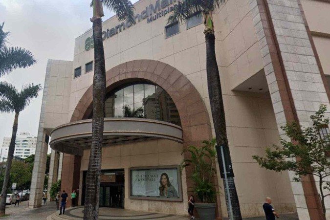A suspeita com vestimentas prestas estava colocando produtos em sacolas de compras e saindo da loja de forma dissimulada - (crédito: Google Street View) A suspeita com vestimentas prestas estava colocando produtos em sacolas de compras e saindo da loja de forma dissimulada - (crédito: Google Street View)