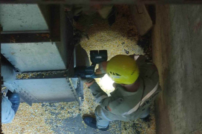 Para chegar onde estava a vítima, os bombeiros usaram uma escada portátil. Ele foi encontrado já Para chegar onde estava a vítima, os bombeiros usaram uma escada portátil. Ele foi encontrado já