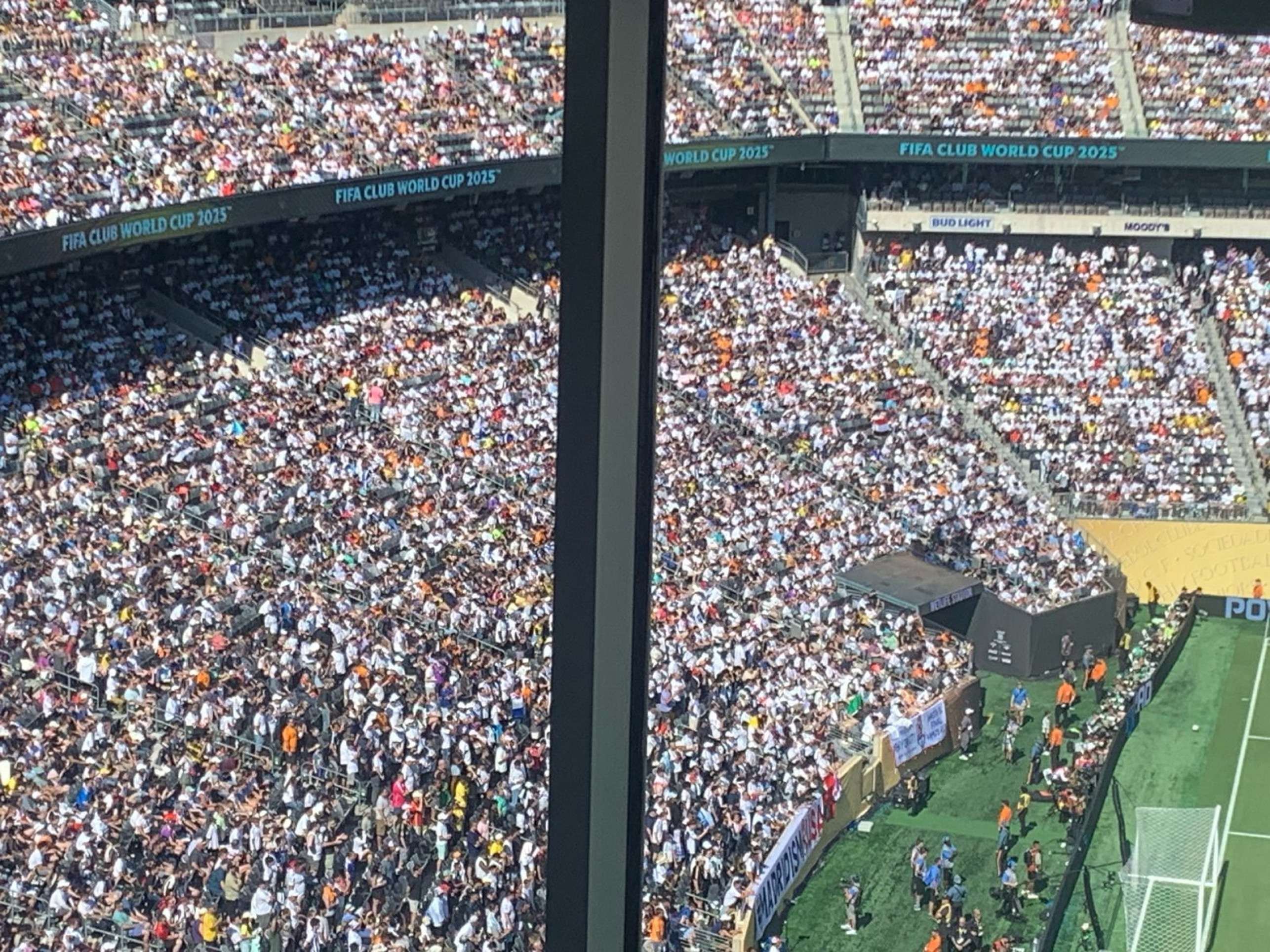 MetLife Stadium é tomado de branco durante partida do Real Madrid contra o Borussia Dortmund