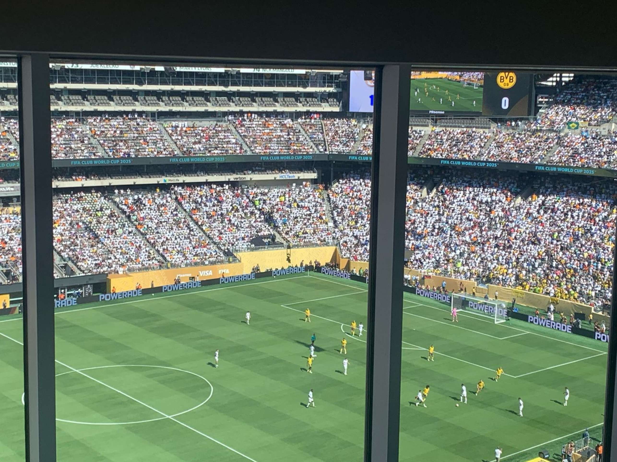 MetLife Stadium é tomado de branco durante partida do Real Madrid contra o Borussia Dortmund