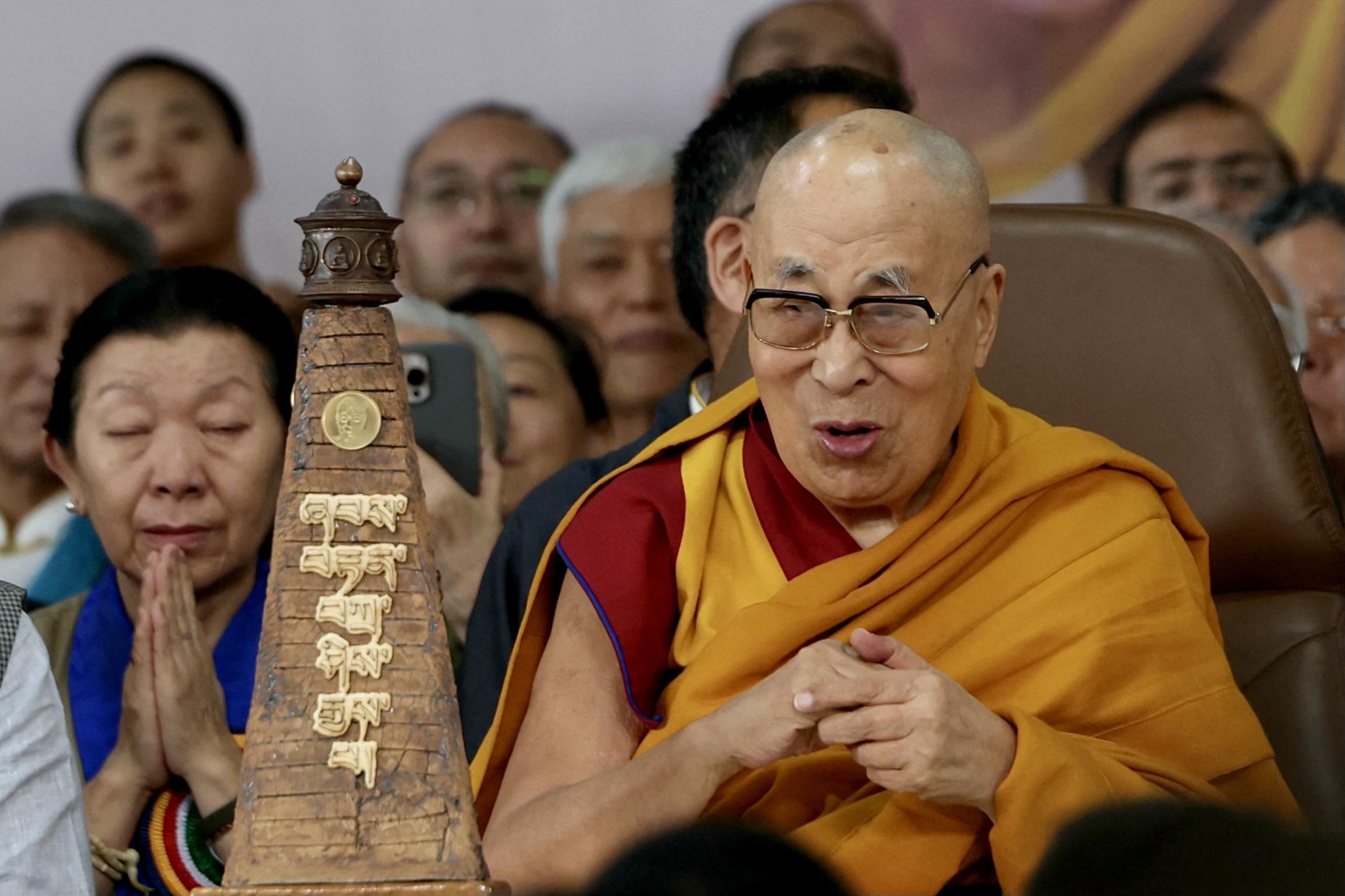 Dalai Lama faz 90 anos com festa de uma semana e astros de cinema 