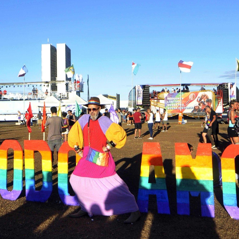 Festa e militância na Parada LGBTQIAPN+ colorem o centro de Brasília