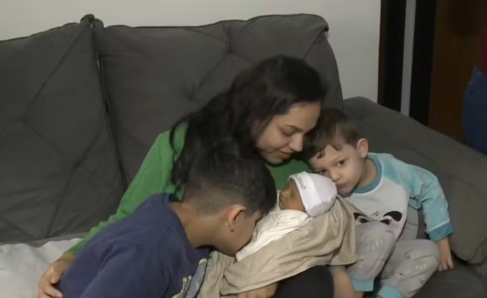 Bebê nasce em carro de aplicativo em Santa Catarina  -  (crédito: Reprodução/NSC TV)