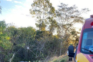 Acidente mata uma mulher e deixa três feridos na GO-244, perto da ponte do rio do Ouro, no povoado do Estreito