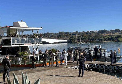 Imagem do Santuário Santo Antônio conduzida em procissão fluvial no Lago Paranoá 
