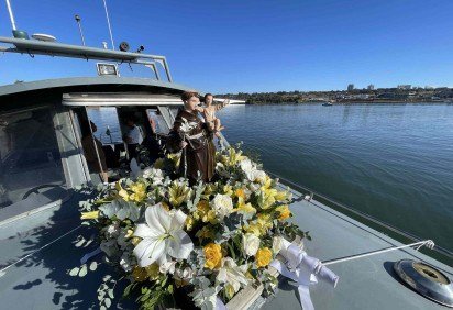 Imagem do Santuário Santo Antônio conduzida em procissão fluvial no Lago Paranoá