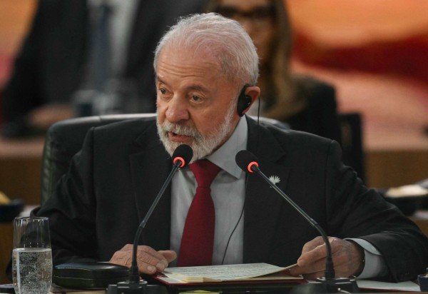Brazil's President Luiz Inacio Lula da Silva speaks during the first plenary session of the BRICS summit in Rio de Janeiro, Brazil, on July 6, 2025. BRICS leaders meeting in Rio de Janeiro on Sunday are expected to decry US President Donald Trump's 'indiscriminate' trade tariffs, saying they are illegal and risk hurting the global economy. (Photo by Mauro PIMENTEL / AFP)
- (crédito: AFP)