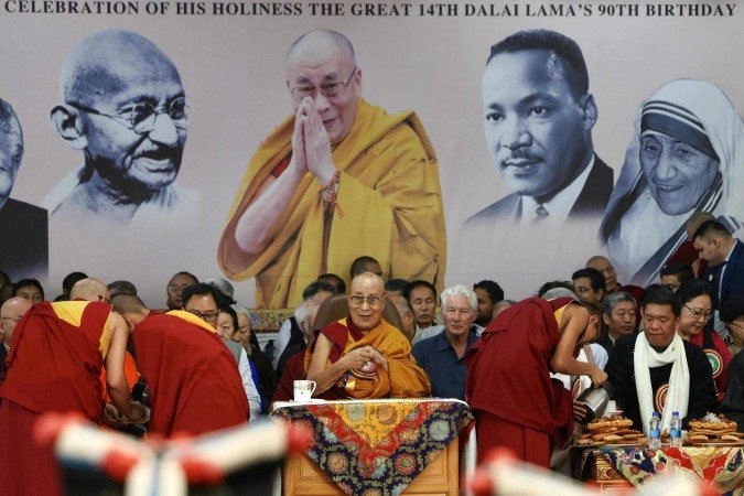 Dalai Lama comemora os seus 90 anos, em Dharamsala, ao lado de seguidores, como o ator Richard Gere (de azul) -  (crédito: Niharika Kulkarni/AFP)