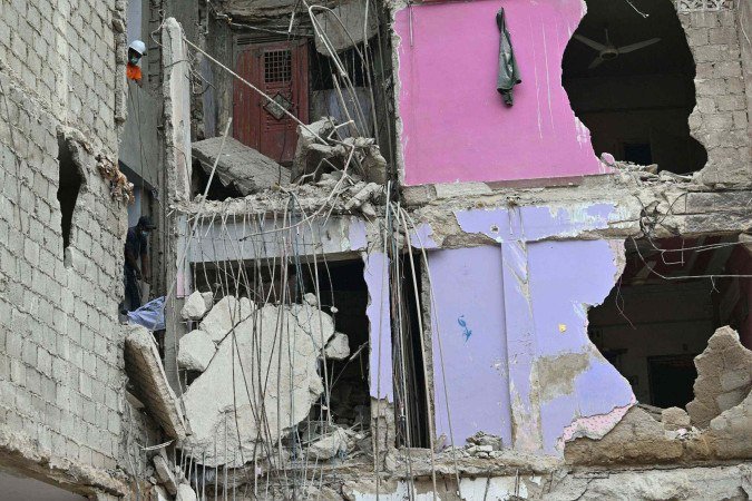 As autoridades afirmaram à AFP que o edifício havia sido declarado um local perigoso e que os moradores haviam recebido ordens para abandonar o prédio nos últimos anos -  (crédito: Asif HASSAN / AFP)