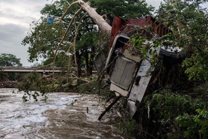 De acordo com o The New York Times, o Serviço Nacional de Meteorologia americano emitiu um novo alerta para o risco de inundações repentinas em áreas em partes da região afetada - (crédito: NORTH AMERICA / Getty Images via AFP) De acordo com o The New York Times, o Serviço Nacional de Meteorologia americano emitiu um novo alerta para o risco de inundações repentinas em áreas em partes da região afetada - (crédito: NORTH AMERICA / Getty Images via AFP)