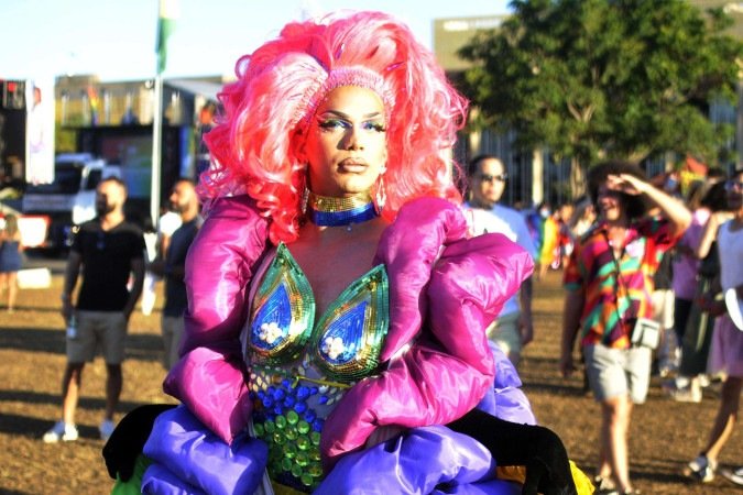 Davilla Mc.Gaffney representa a arte drag queen na Parada LGBT  de Brasília
