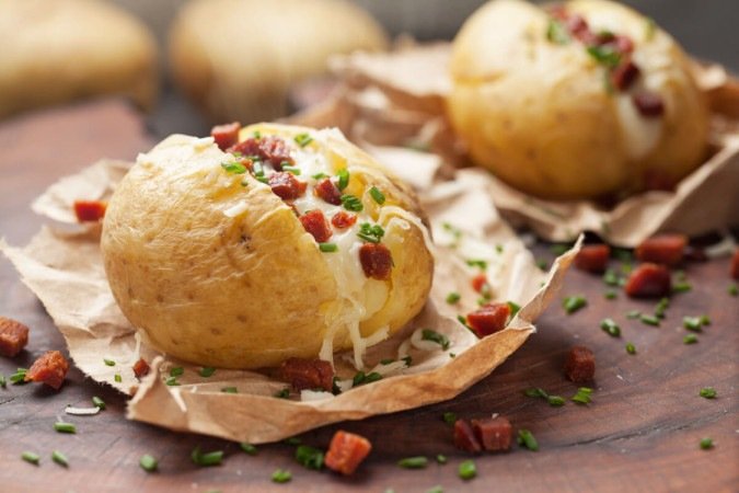 Batata recheada com queijo e bacon (Imagem: tmalucelli | Shutterstock) - (crédito: EdiCase) Batata recheada com queijo e bacon (Imagem: tmalucelli | Shutterstock) - (crédito: EdiCase)