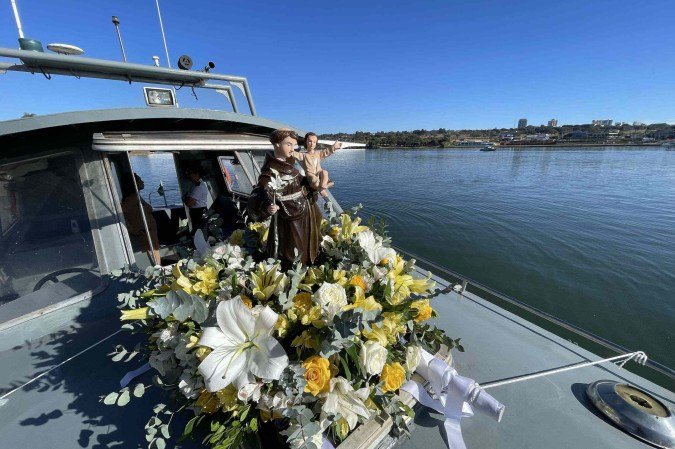 Imagem do Santuário Santo Antônio conduzida em procissão fluvial no Lago Paranoá - (crédito: Davi Cruz/CB/DA Press) Imagem do Santuário Santo Antônio conduzida em procissão fluvial no Lago Paranoá - (crédito: Davi Cruz/CB/DA Press)