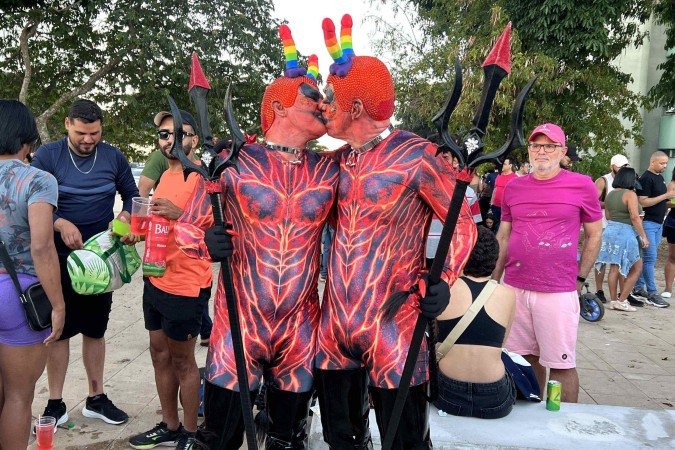 Casal Nelson Cosmo e Enilson Ferreira se divertem fazendo fantasias para 
a Parada