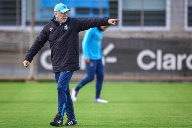 Mano Menezes comandou treino com portões fechados - (crédito: Foto: Lucas Uebel/Grêmio) Mano Menezes comandou treino com portões fechados - (crédito: Foto: Lucas Uebel/Grêmio)