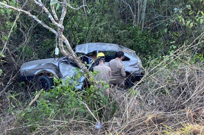 Acidente mata uma mulher e deixa três feridos na GO-244, perto da ponte do rio do Ouro, no povoado do Estreito -  (crédito: CBMGO)
