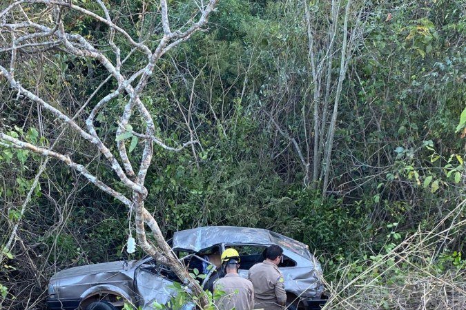 Acidente mata uma mulher e deixa três feridos na GO-244, perto da ponte do rio do Ouro, no povoado do Estreito