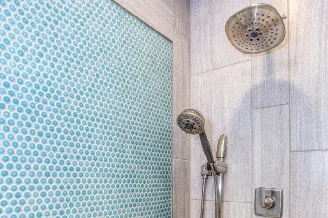 Ao entrar no banheiro para tomar banho, hospede do hotel percebeu que não havia luz e que a água do chuveiro estava fria - (crédito: Pexels) Ao entrar no banheiro para tomar banho, hospede do hotel percebeu que não havia luz e que a água do chuveiro estava fria - (crédito: Pexels)