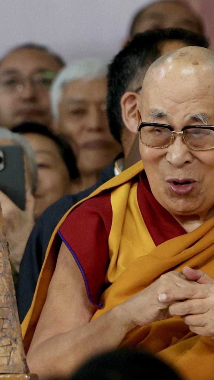  Tibetan spiritual leader the Dalai Lama gestures during a prayer ceremony celebrating his 90th birthday at the Main Tibetan Temple in McLeod Ganj, near Dharamsala, on July 6, 2025. Calling himself a 'simple Buddhist monk' who usually didn't celebrate birthdays, the Dalai Lama marked his 90th on July 6 by praying for peace after China insisted it would have the final say on who succeeded the Tibetan spiritual leader. (Photo by Niharika KULKARNI / AFP)
       -  (crédito: Niharika KULKARNI / AFP)