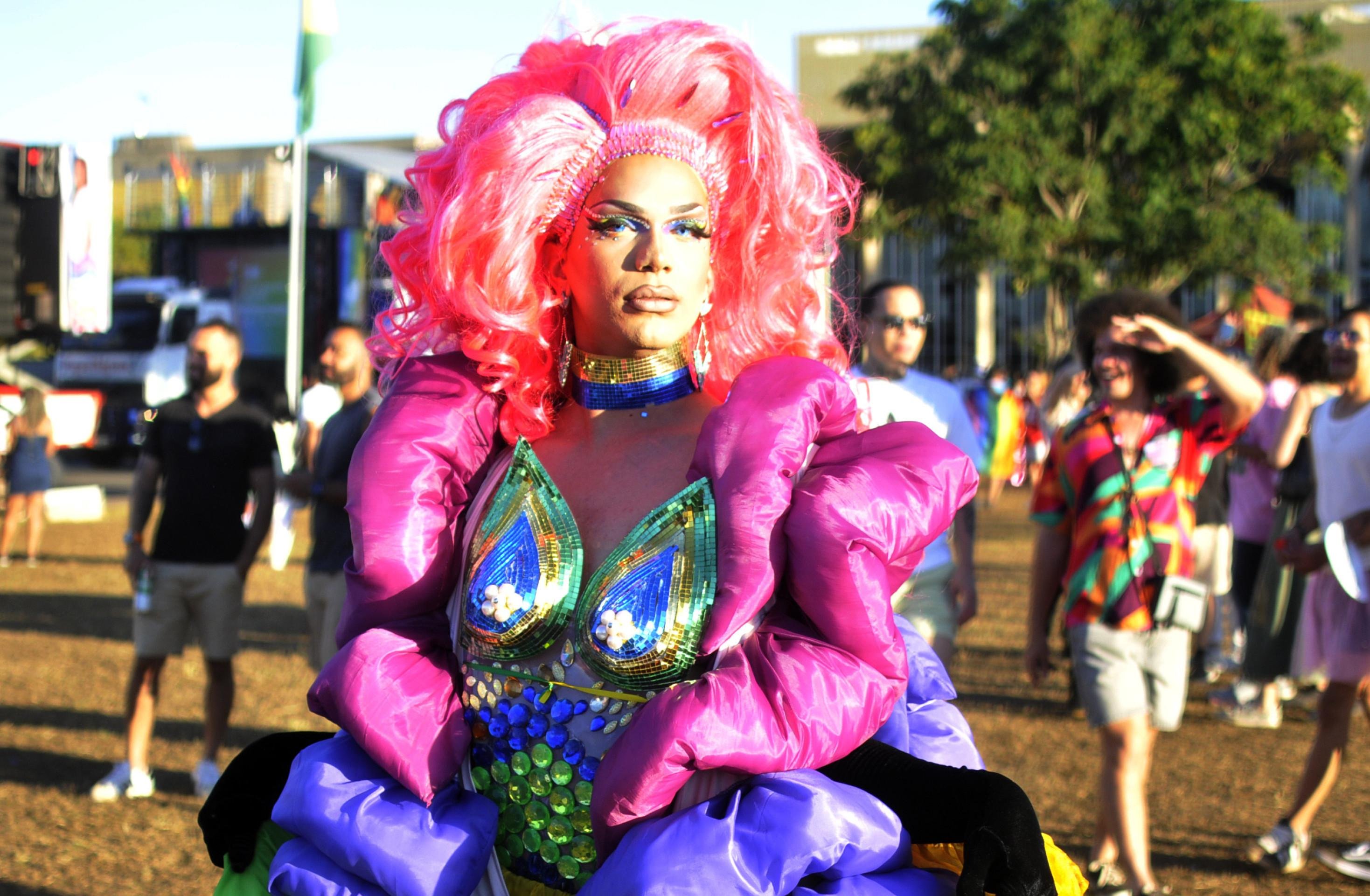 Davilla Mc.Gaffney representa a arte drag queen na Parada LGBTQIA+ de Brasília