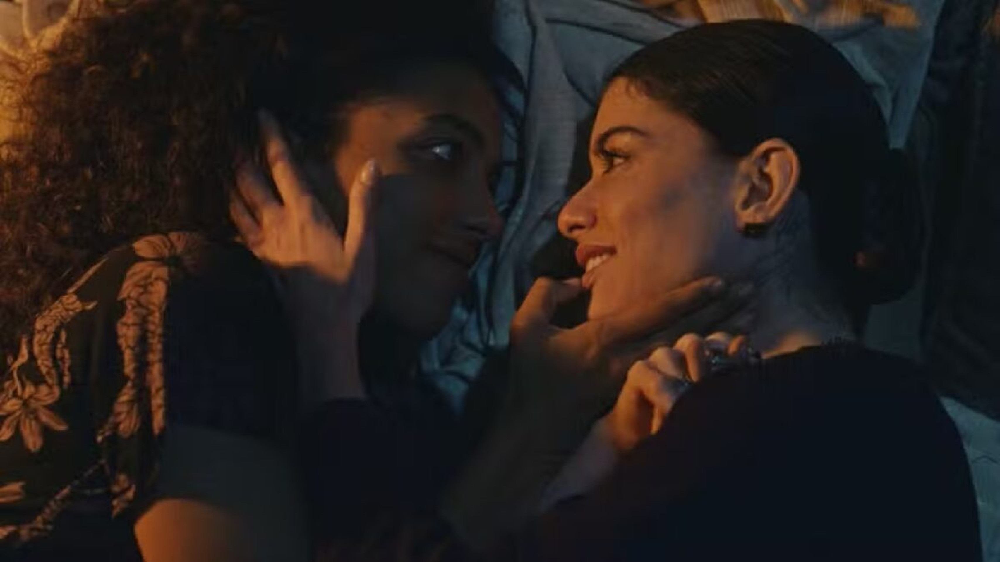 Alinne Moraes e Alice Carvalho protagonizam cena de sexo e nudez em Guerreiros Do Sol - (crédito: Observatorio dos Famosos) Alinne Moraes e Alice Carvalho protagonizam cena de sexo e nudez em Guerreiros Do Sol - (crédito: Observatorio dos Famosos)