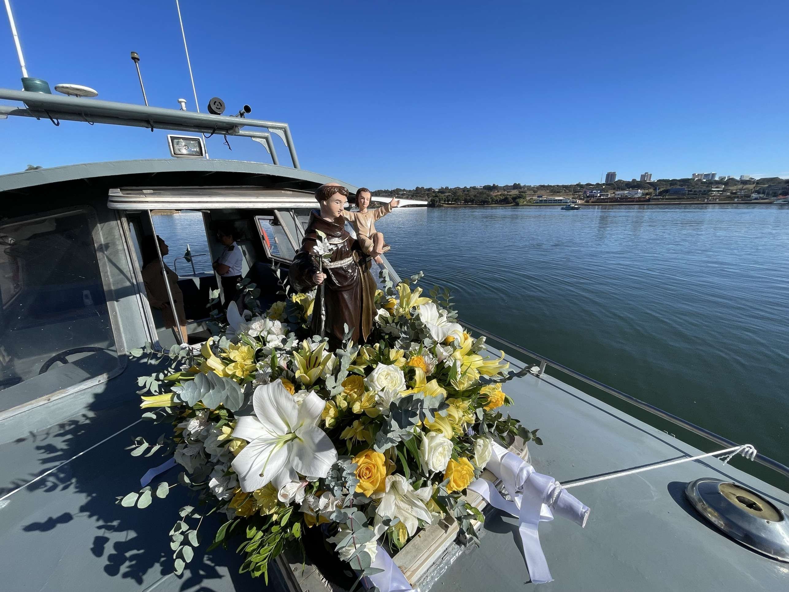Procissão fluvial com imagem de Santo Antônio reúne fiéis no Lago Paranoá