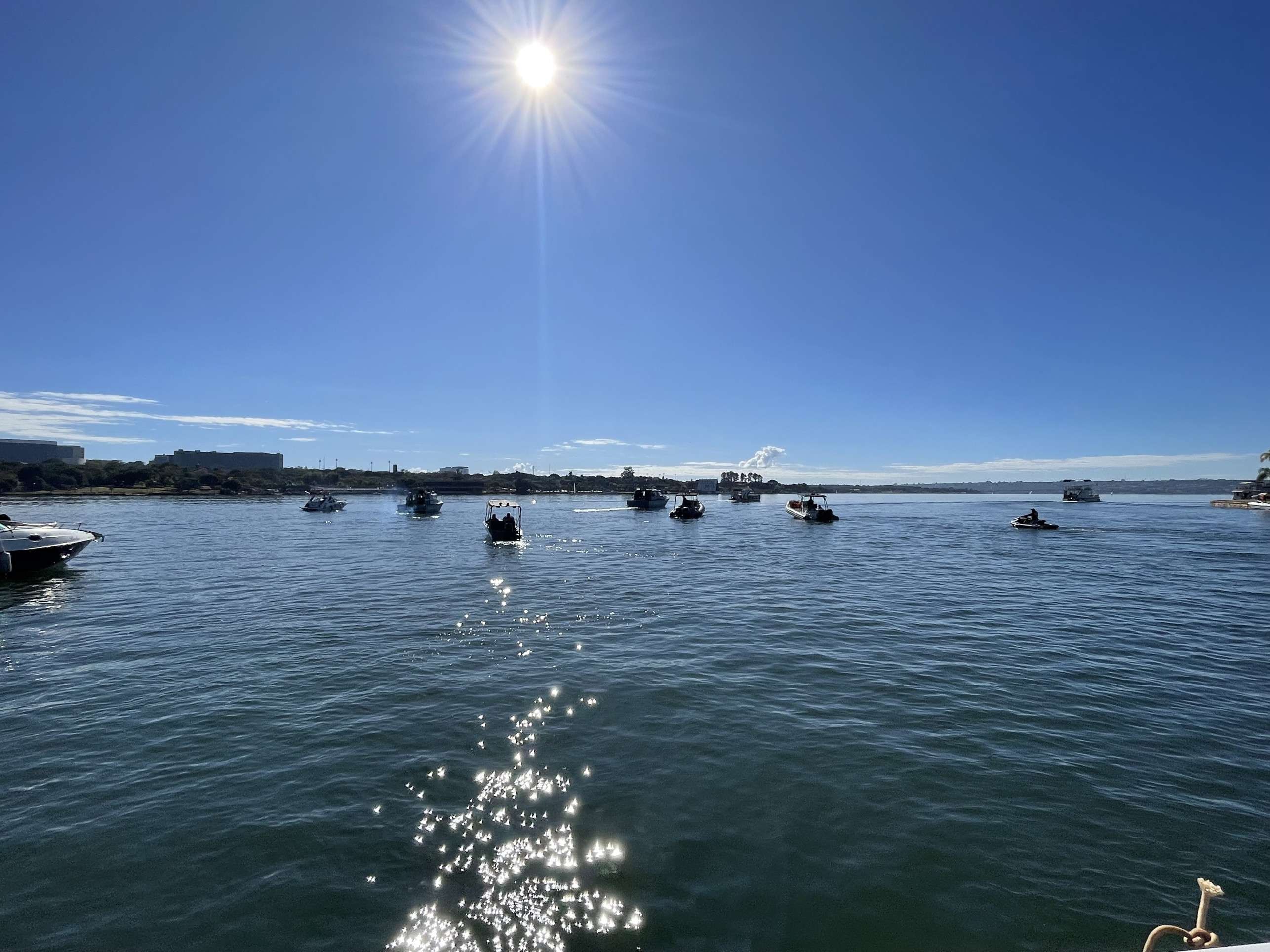 Imagem de Santo Antônio é conduzida em uma procissão inédita pelo Lago Paranoá