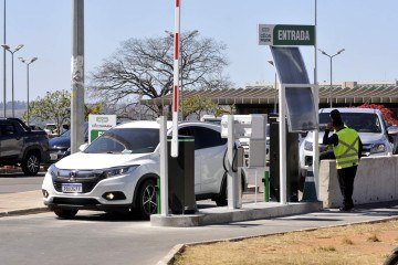 Nas vagas próximas ao Conic e na plataforma superior, valor é de R$ 7, a hora, ou R$ 30 por dia -  (crédito:  Marcelo Ferreira/CB/D.A Press)