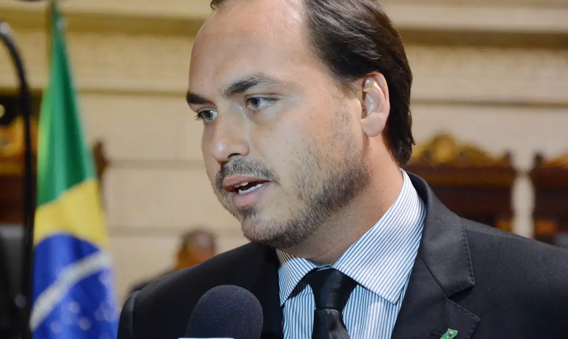 O vereador carioca publicou um vídeo exibindo o mapa do estado catarinense fixado na parede do seu gabinete e comentou sobre sua relação com o território -  (crédito: Renan Olaz/CMRJ)