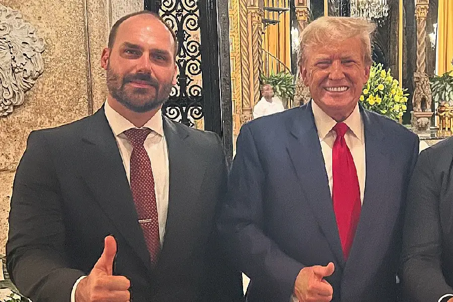 Eduardo Bolsonaro viajou em fevereiro deste ano viajou aos Estados Unidos, com o intuito de conseguir o apoio do governo americano ao seu pai, que é réu no STF -  (crédito: Reprodução/X)