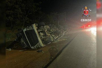 A dinâmica do capotamento está sendo investigada. O local do acidente ficou sob os cuidados da Polícia Rodoviária Federal (PRF) -  (crédito: Divulgação/CBMDF)