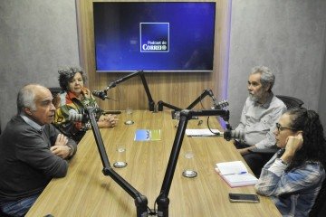 Severino Francisco (D) e Nahima Maciel (D) conversam com Valéria Cabral e Haroldo Pinheiro sobre os próximos passos para a construção da sede -  (crédito:  Minervino Júnior/CB)