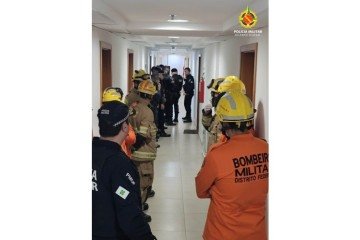 O homem se trancou dentro do apartamento, mobilizando policiais e bombeiros -  (crédito: Divulgação/PMDF)