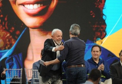  Zema (de costas) cumprimenta Lula durante evento em Ouro Branco. Encontro pode ser repetido nas urnas em 2026 -  (crédito: Alexandre Guzanshe/EM/D.A Press)
