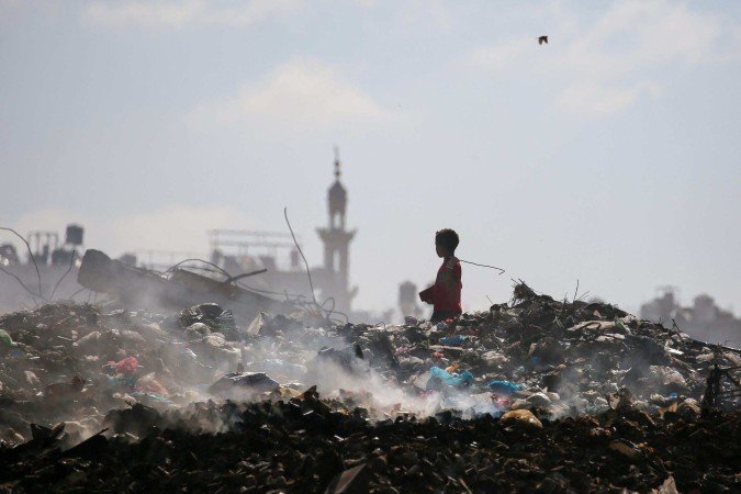 Garoto palestino vasculha lixão no campo de refugiados de Al-Bureij, no centro da Faixa de Gaza: fome disseminada - (crédito: Eyad Baba/AFP) Garoto palestino vasculha lixão no campo de refugiados de Al-Bureij, no centro da Faixa de Gaza: fome disseminada - (crédito: Eyad Baba/AFP)