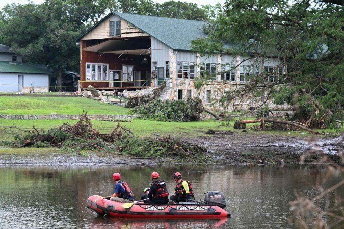 Equipes vasculham a região do Camp Mystic onde cerca de 750 pessoas estavam acampadas na madrugada da cheia do rio Guadalupe - (crédito: AFP) Equipes vasculham a região do Camp Mystic onde cerca de 750 pessoas estavam acampadas na madrugada da cheia do rio Guadalupe - (crédito: AFP)