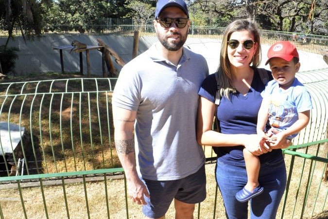 Márcio e Natali ficam nostálgicos ao visitarem o zoo ao lado do filho Augusto