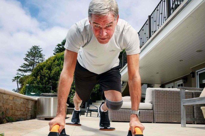 Não apenas os exercícios aeróbicos são benéficos, mas também o treinamento de força e equilíbrio, diz Eric Topol (foto) -  (crédito: BBC)