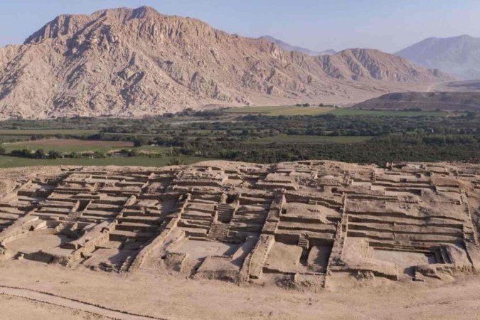 Vista aérea do sítio arqueológico de Peñico, no Peru, uma antiga cidade fundada há 3,5 mil anos - (crédito: Reuters) Vista aérea do sítio arqueológico de Peñico, no Peru, uma antiga cidade fundada há 3,5 mil anos - (crédito: Reuters)