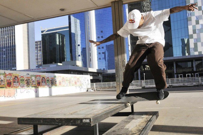 Felipe Gustavo volta às raízes com manobras no Setor Bancário Sul antes de desfilar na SLS Brasília, na Esplanada
- (crédito: Minervino Júnior/CB/D.A.Press) Felipe Gustavo volta às raízes com manobras no Setor Bancário Sul antes de desfilar na SLS Brasília, na Esplanada
- (crédito: Minervino Júnior/CB/D.A.Press)
