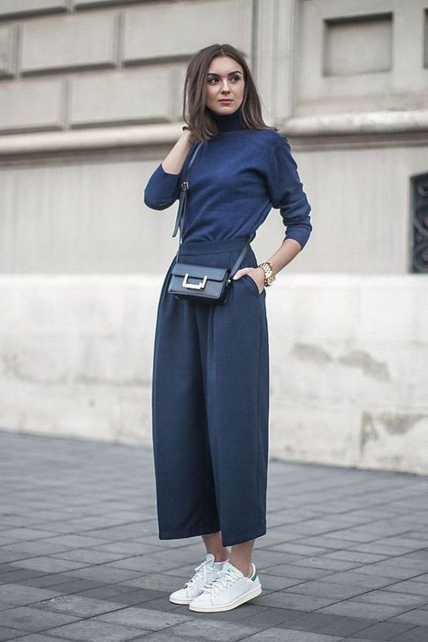 Para um visual casual, por exemplo, tecidos leves e shapes confortáveis como moletom, malha e jeans são ideais. 