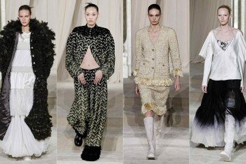 Esta combinação de fotos, criada em 8 de julho de 2025, mostra a supermodelo americana Alex Consani (à direita) e modelos apresentando criações para a Chanel durante o desfile da coleção feminina de Alta-Costura Outono/Inverno 2025-26, em Paris, em 8 de julho de 2025 -  (crédito: STEPHANE DE SAKUTIN/AFP)