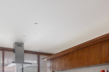 Neste projeto realizado pela Marcella Schiavoni, o contraste do marrom com tons claros deixa o ambiente mais leve