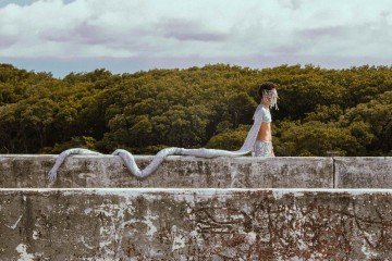 Foto performance de Céu Vasconcelos, exposição Monumento aleijado