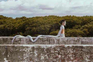 Foto performance de Céu Vasconcelos, exposição Monumento aleijado
