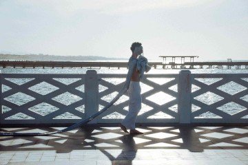 Foto performance de Céu Vasconcelos, exposição Monumento aleijado
