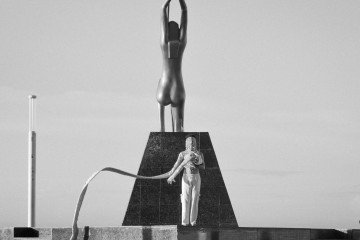 Foto performance de Céu Vasconcelos, exposição Monumento aleijado