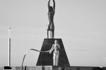 Foto performance de Céu Vasconcelos, exposição Monumento aleijado